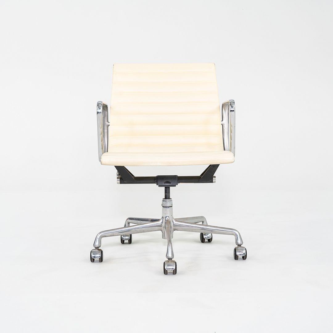 2007 Herman Miller Eames Aluminium Group Management-Schreibtischstuhl aus elfenbeinfarbenem Leder im Angebot 2
