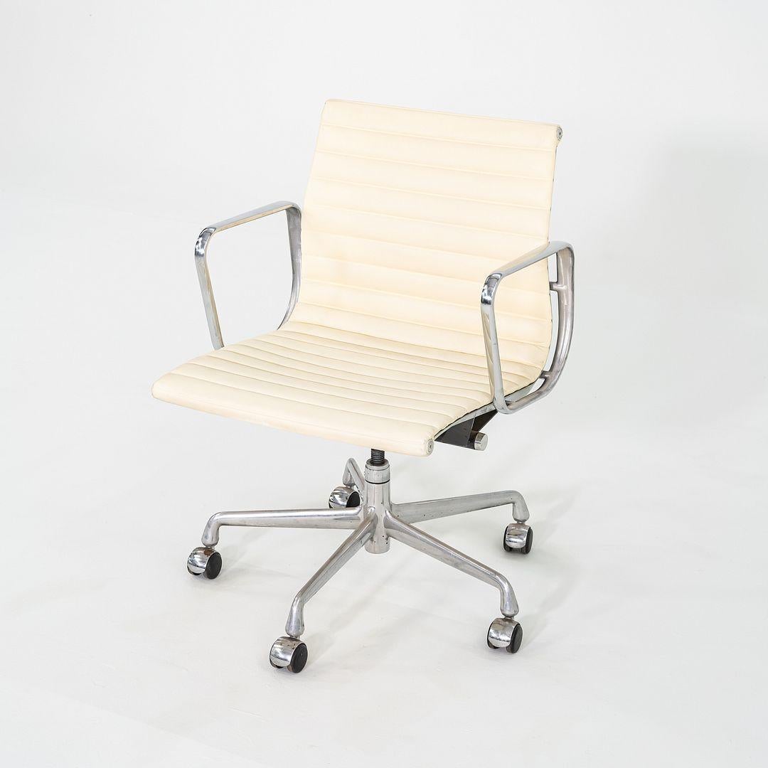 2007 Herman Miller Eames Aluminium Group Management-Schreibtischstuhl aus elfenbeinfarbenem Leder im Angebot 3