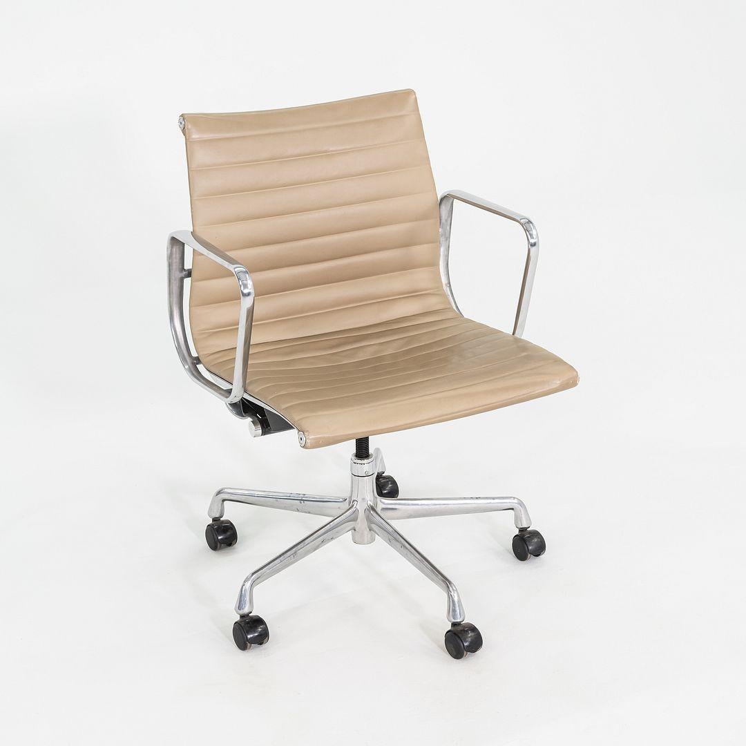 2007 Herman Miller Eames Aluminum Group Management-Schreibtischstühle aus beigem Leder im Angebot 3