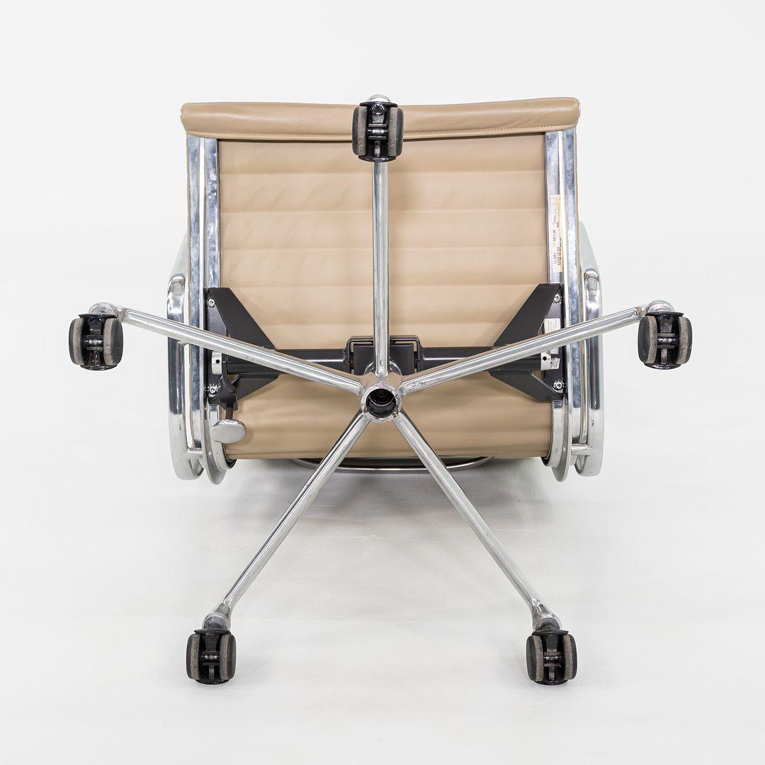 2007 Herman Miller Eames Aluminum Group Management-Schreibtischstühle aus beigem Leder im Angebot 4