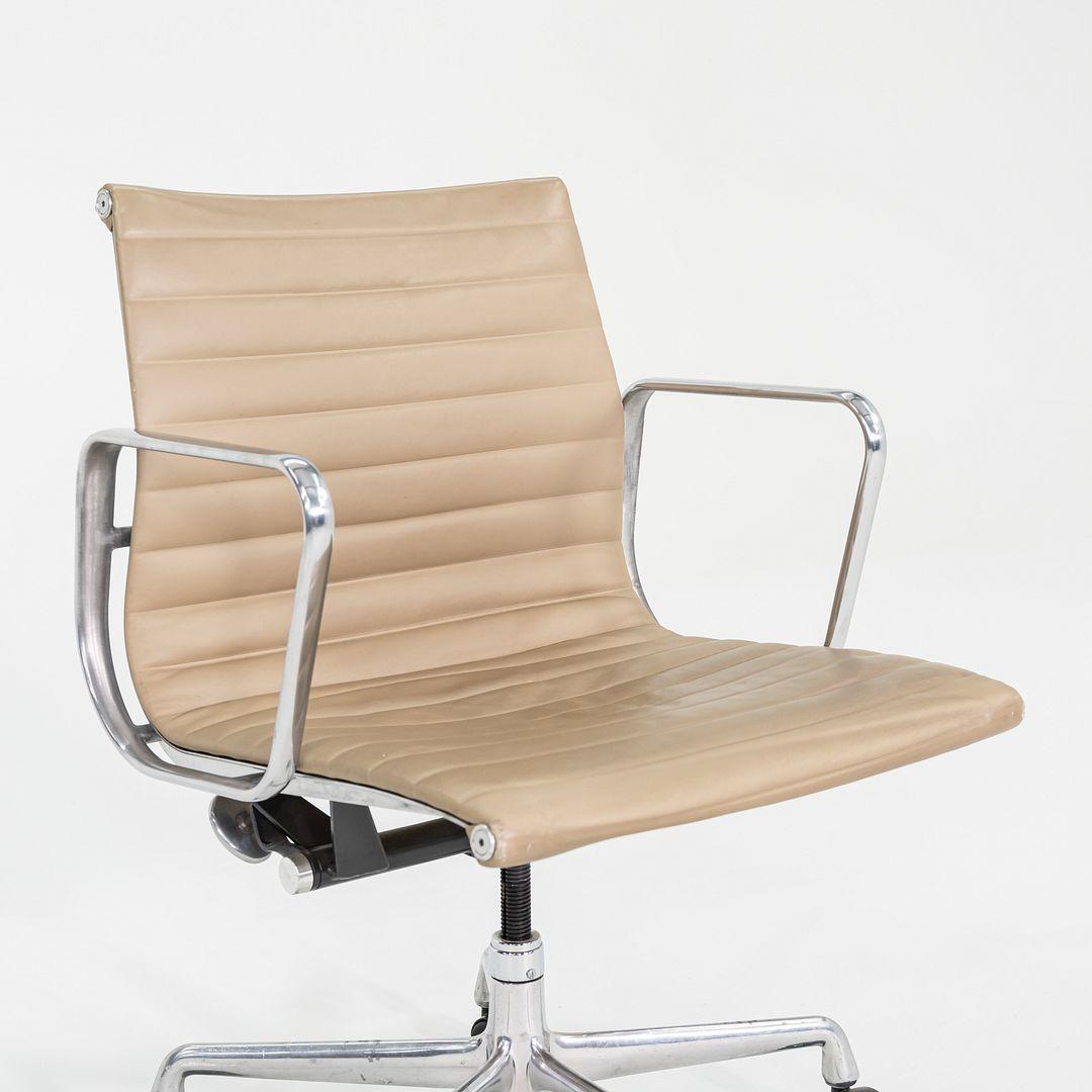 Es handelt sich um die Eames Group Management Desk Chairs aus Aluminium, Modell EA335, die 1958 von Ray und Charles Eames für Herman Miller entworfen wurden. Diese Exemplare wurden im Jahr 2007 hergestellt. Das Design besteht aus einem