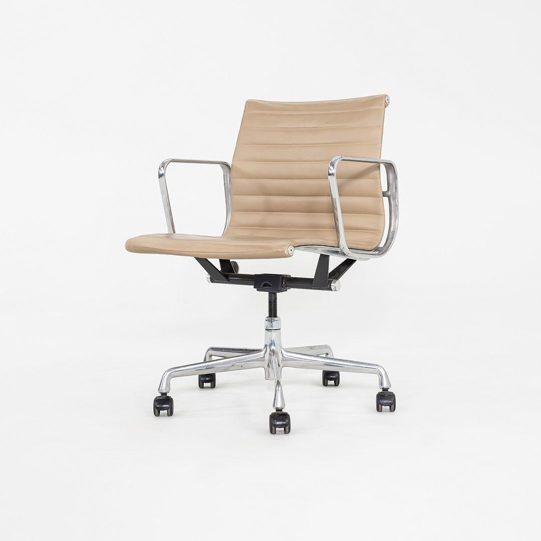 2007 Herman Miller Eames Aluminum Group Management-Schreibtischstühle aus beigem Leder (amerikanisch) im Angebot