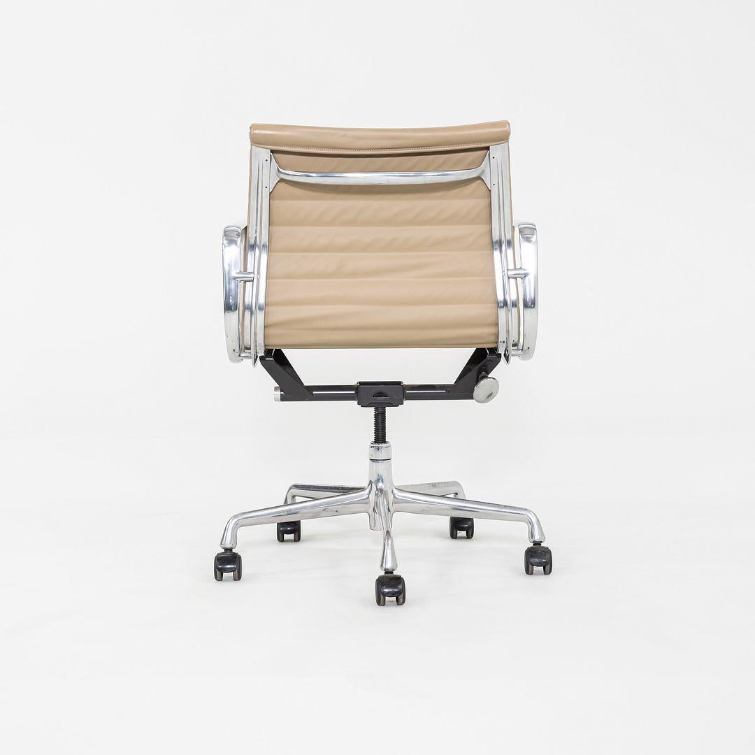 2007 Herman Miller Eames Aluminum Group Management-Schreibtischstühle aus beigem Leder im Zustand „Gut“ im Angebot in Philadelphia, PA