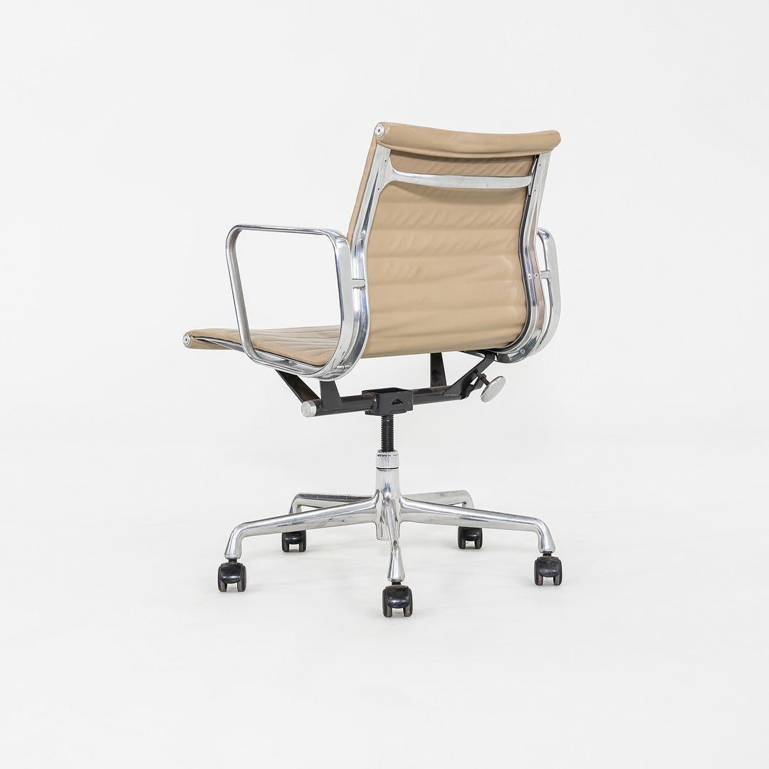 2007 Herman Miller Eames Aluminum Group Management-Schreibtischstühle aus beigem Leder (21. Jahrhundert und zeitgenössisch) im Angebot