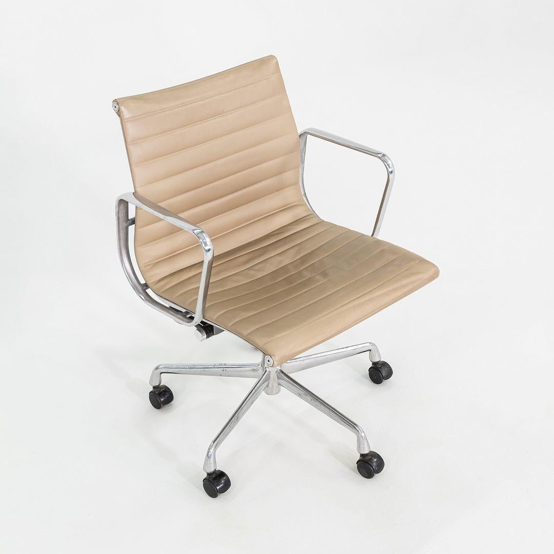 2007 Herman Miller Eames Aluminum Group Management-Schreibtischstühle aus beigem Leder (Aluminium) im Angebot