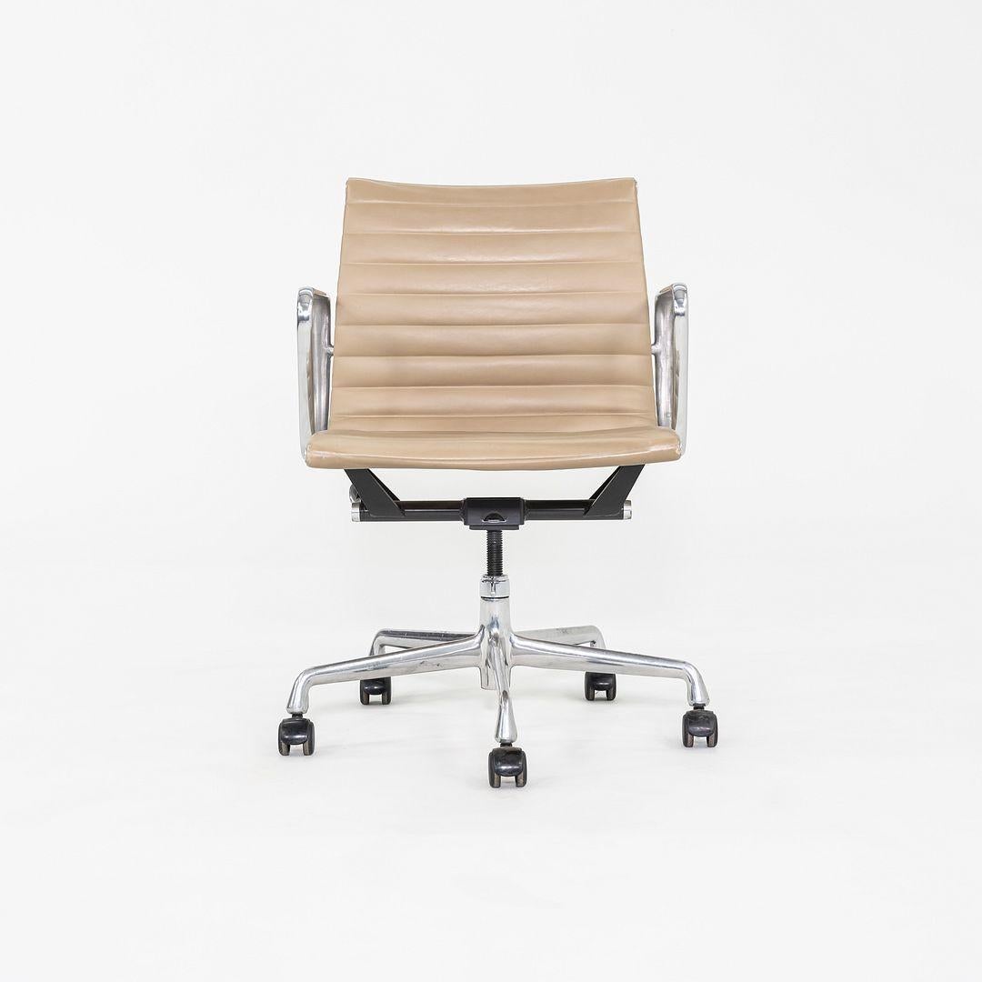 2007 Herman Miller Eames Aluminum Group Management-Schreibtischstühle aus beigem Leder im Angebot 1