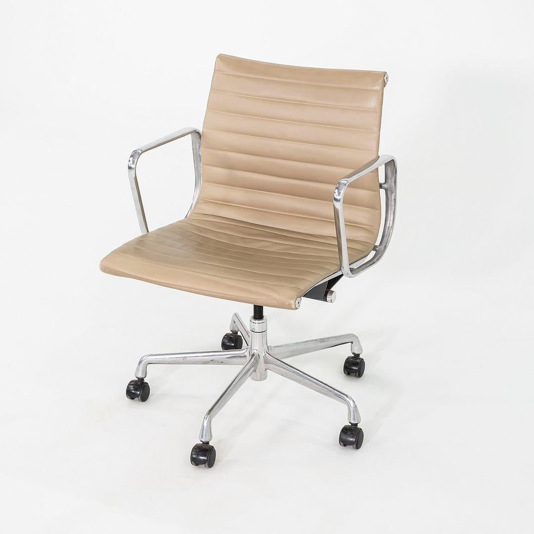 2007 Herman Miller Eames Aluminum Group Management-Schreibtischstühle aus beigem Leder im Angebot 2