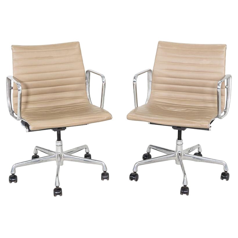 Chaises de bureau de gestion de groupe Eames en cuir beige Herman Miller 2007 en vente
