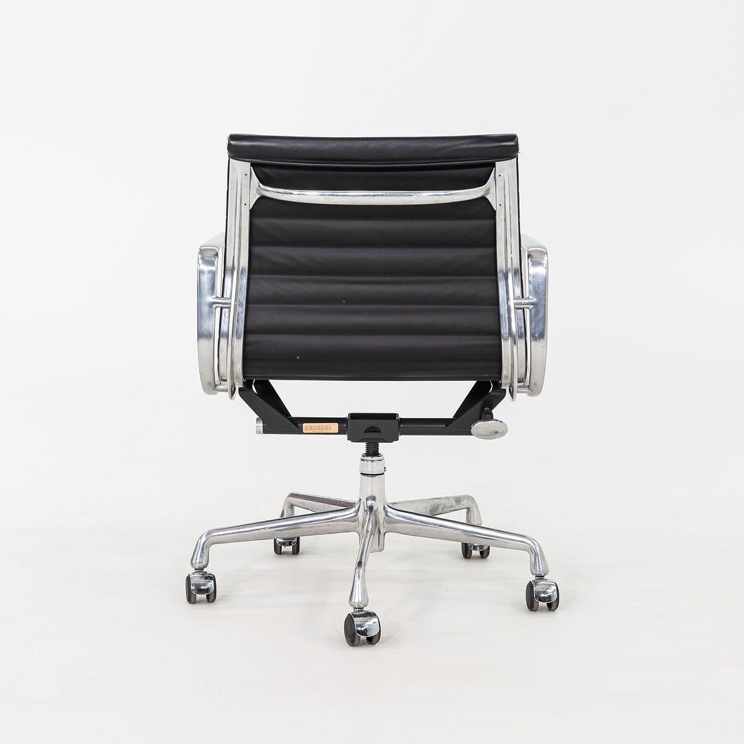 2007 Herman Miller Eames Aluminium Group Management-Schreibtischstühle aus schwarzem Leder im Angebot 4