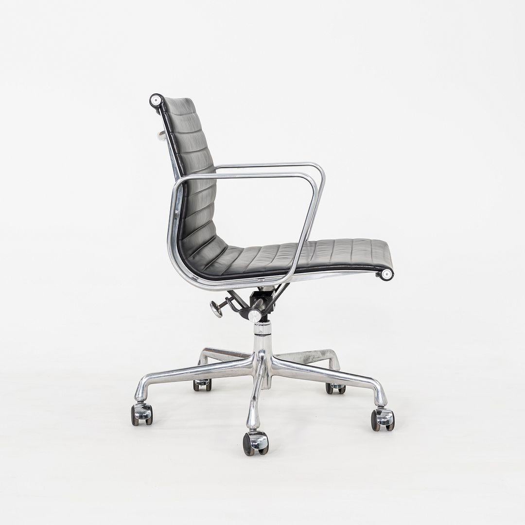 2007 Herman Miller Eames Aluminium Group Management-Schreibtischstühle aus schwarzem Leder im Angebot 5