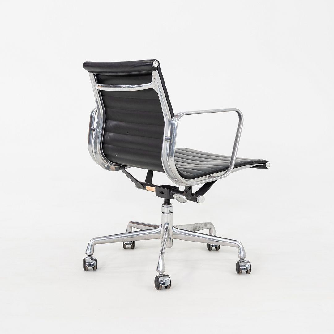 2007 Herman Miller Eames Aluminium Group Management-Schreibtischstühle aus schwarzem Leder im Angebot 6
