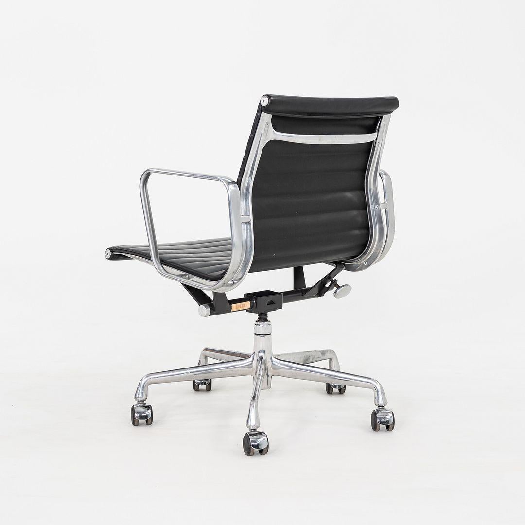 Es handelt sich um die Eames Group Management Desk Chairs aus Aluminium, Modell EA335, die 1958 von Ray und Charles Eames für Herman Miller entworfen wurden. Diese Exemplare wurden im Jahr 2007 hergestellt. Das Design besteht aus einem