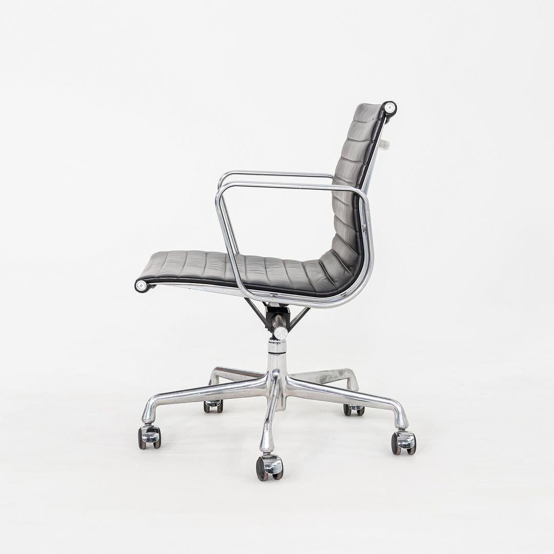 2007 Herman Miller Eames Aluminium Group Management-Schreibtischstühle aus schwarzem Leder (Moderne) im Angebot