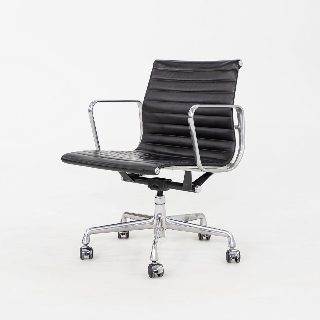 2007 Herman Miller Eames Aluminium Group Management-Schreibtischstühle aus schwarzem Leder (amerikanisch) im Angebot