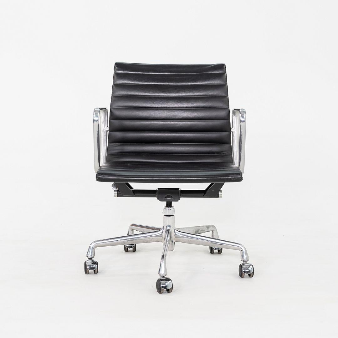 2007 Herman Miller Eames Aluminium Group Management-Schreibtischstühle aus schwarzem Leder im Zustand „Gut“ im Angebot in Philadelphia, PA