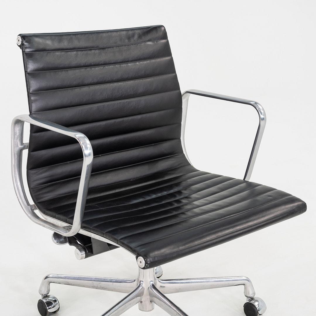 2007 Herman Miller Eames Aluminium Group Management-Schreibtischstühle aus schwarzem Leder (21. Jahrhundert und zeitgenössisch) im Angebot
