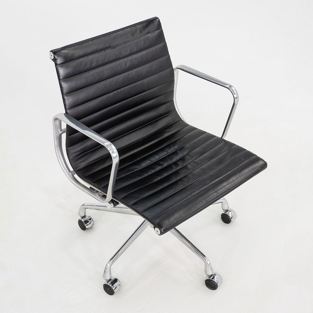 2007 Herman Miller Eames Aluminium Group Management-Schreibtischstühle aus schwarzem Leder im Angebot 1