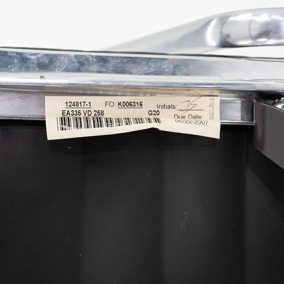 2007 Herman Miller Eames Aluminium Group Management-Schreibtischstühle aus schwarzem Leder im Angebot 3
