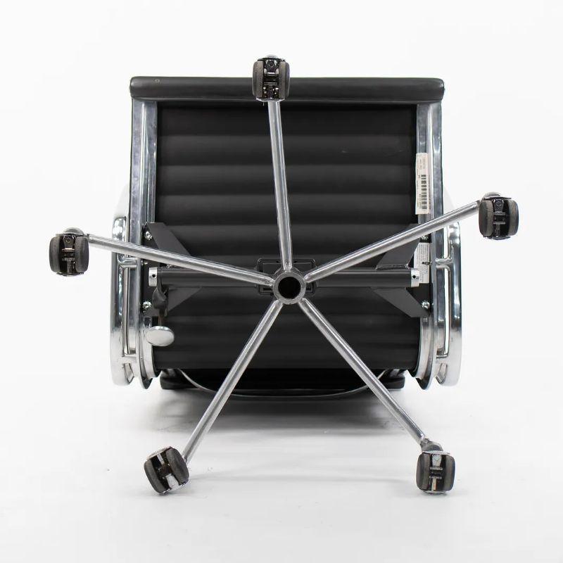 Américain 2007 Chaises de bureau en aluminium Eames Group Management d'Herman Miller en cuir en vente
