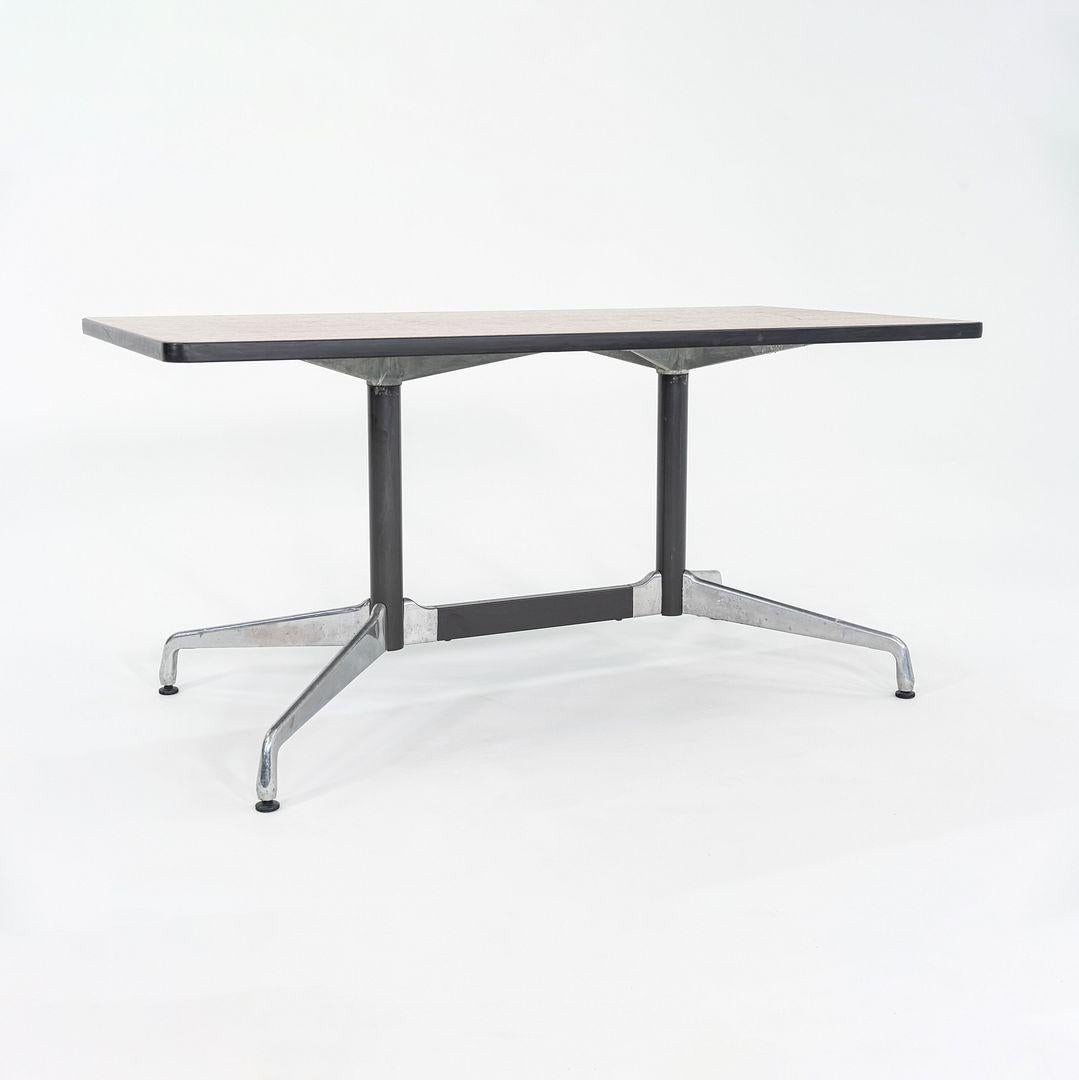 Se trata de una Mesa de comedor de conferencia segmentada, modelo ET187, diseñada inicialmente por Ray y Charles Eames para Herman Miller en 1964. Estas piezas datan del año 2007. Tienen un tablero rectangular de roble oscuro con bases segmentadas