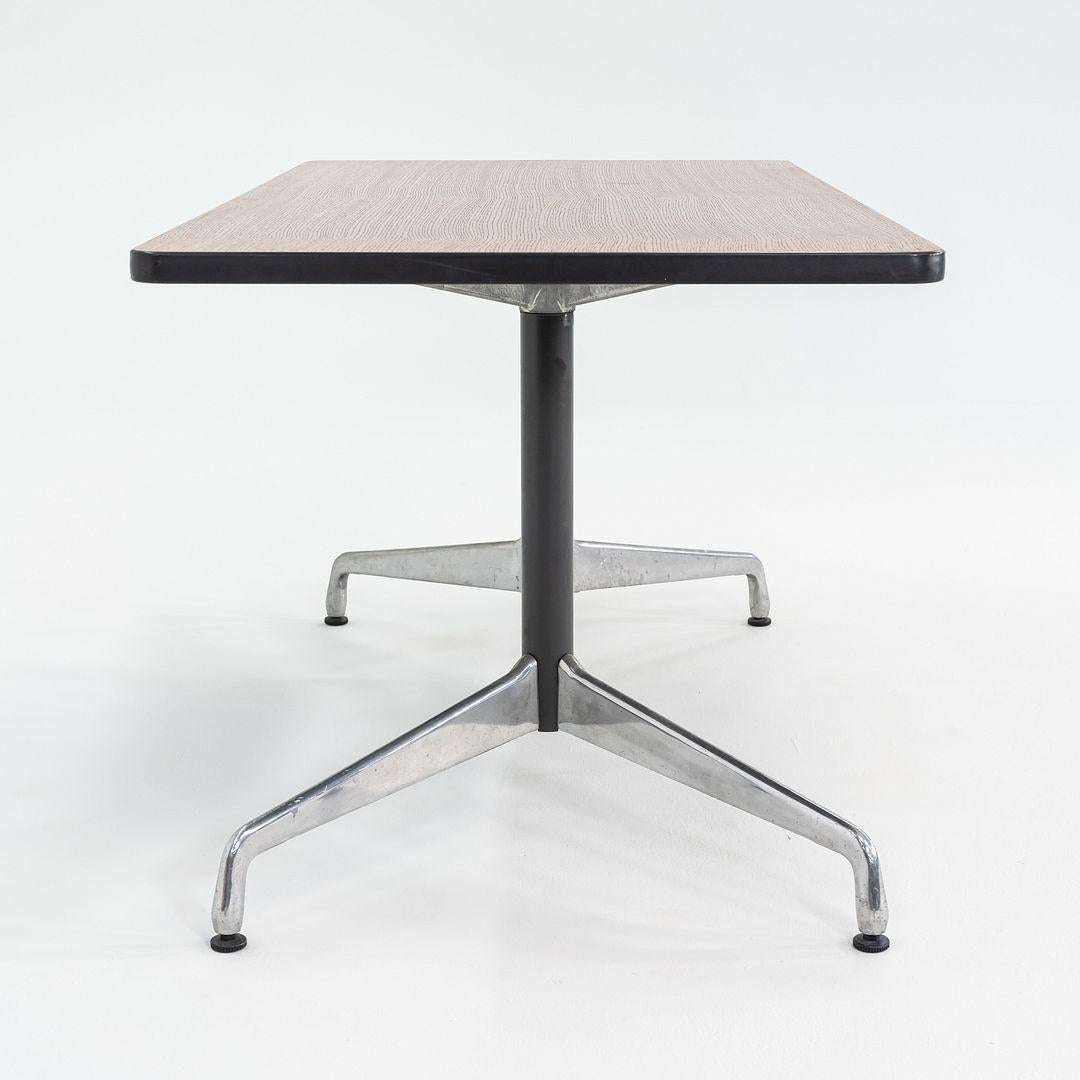 2007 Herman Miller Mesa de comedor segmentada Eames / Mesa de conferencias en roble oscuro Roble en venta