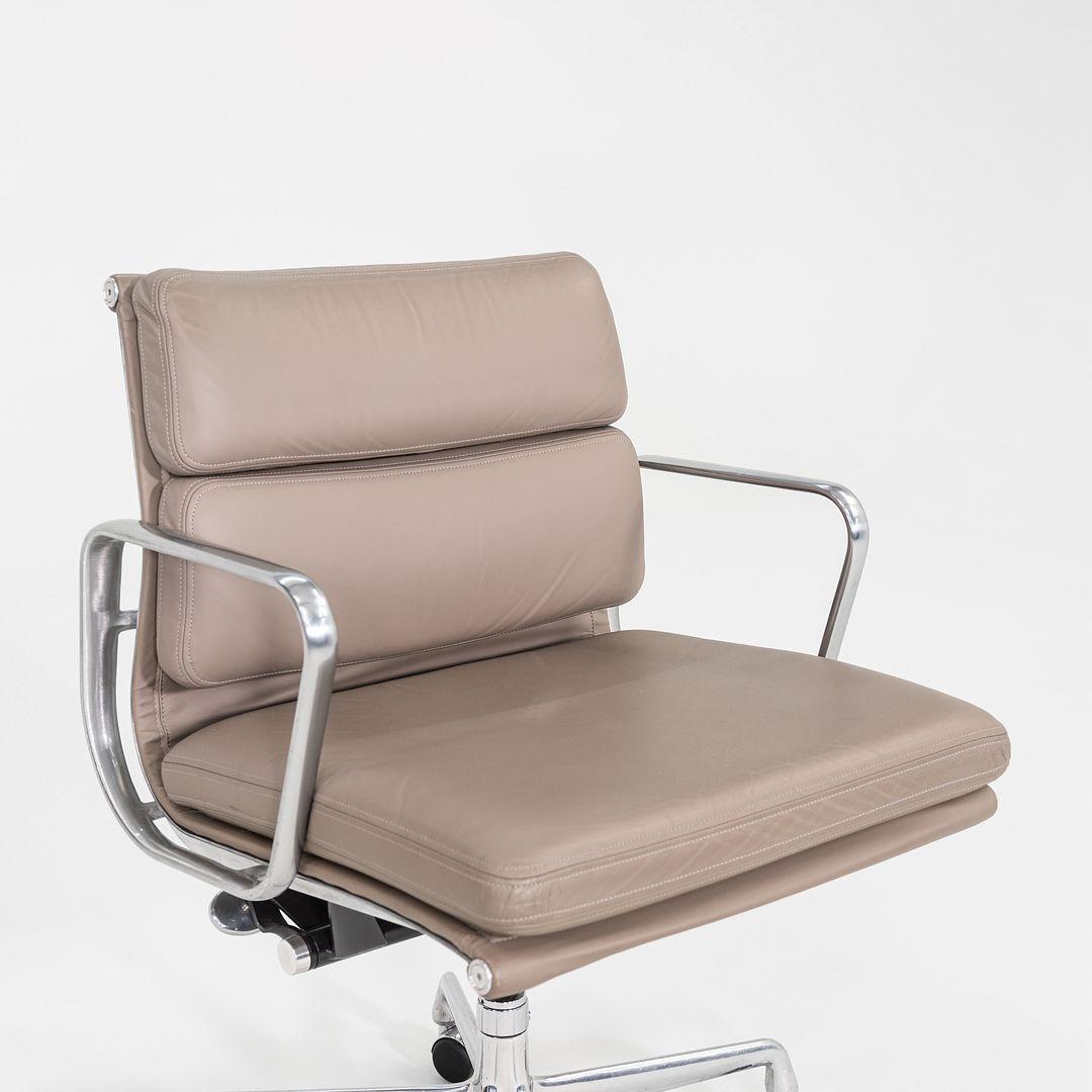 2007 Herman Miller Eames Soft Pad Management Schreibtischstuhl in grauem Leder im Angebot 3