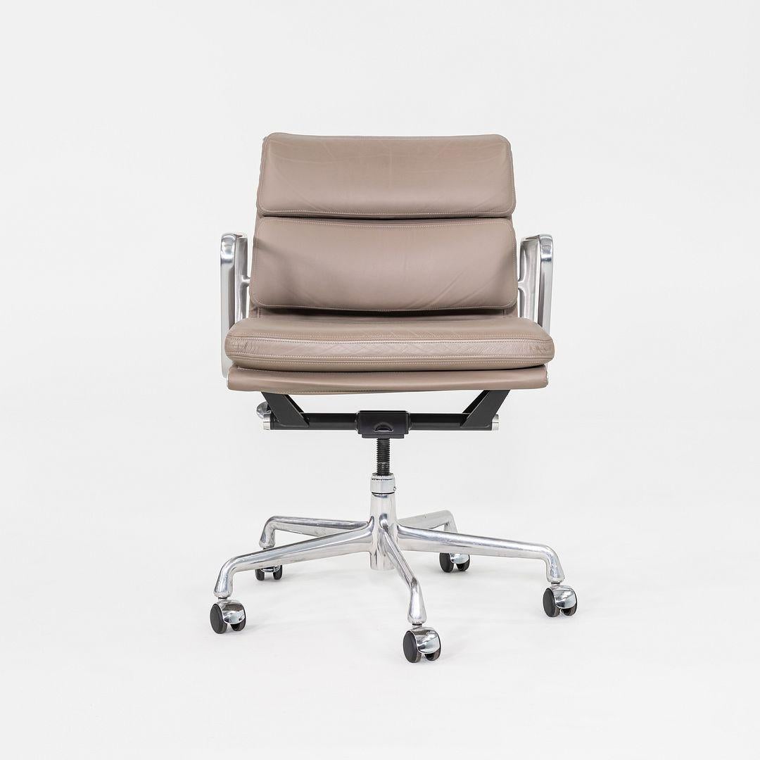 Dies ist ein Eames Aluminum Group Soft Pad Management Desk Chair, Modell EA435, ursprünglich entworfen von Charles und Ray Eames für Herman Miller im Jahr 1969. Diese Beispiele stammen aus dem Jahr 2007. Das Design besteht aus einem