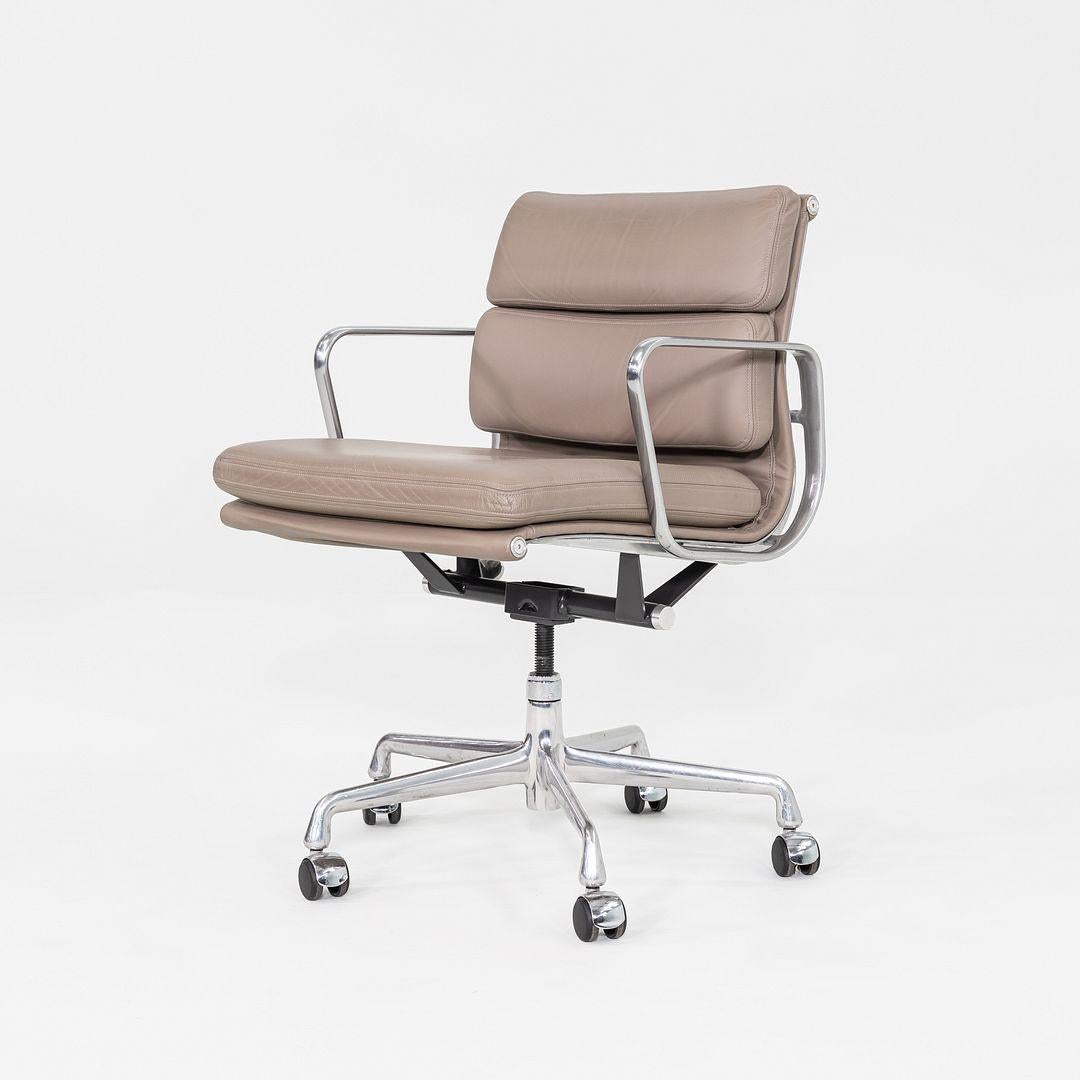 2007 Herman Miller Eames Soft Pad Management Schreibtischstuhl in grauem Leder (Moderne) im Angebot