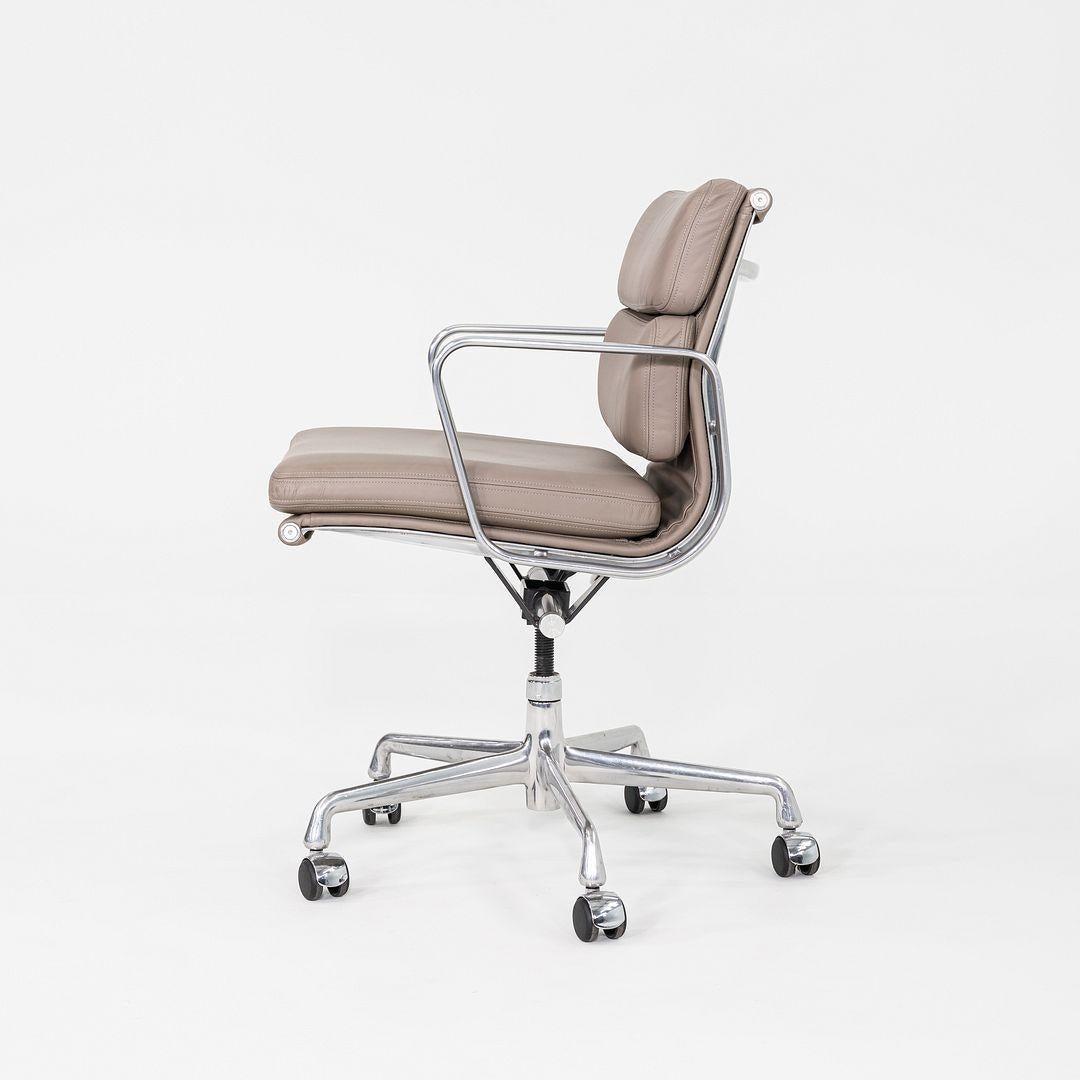 2007 Herman Miller Eames Soft Pad Management Schreibtischstuhl in grauem Leder (amerikanisch) im Angebot
