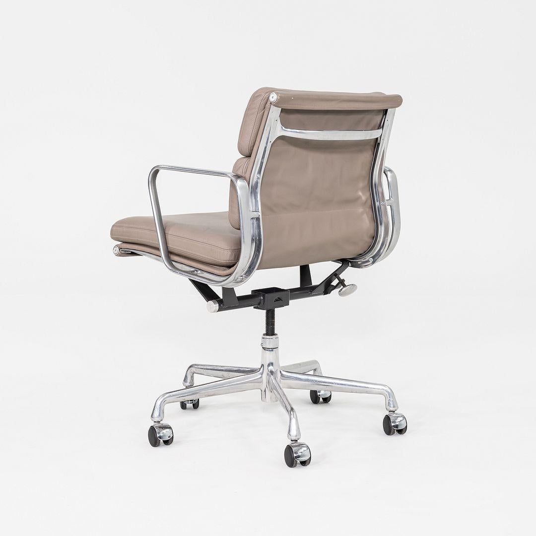 2007 Herman Miller Eames Soft Pad Management Schreibtischstuhl in grauem Leder im Zustand „Gut“ im Angebot in Philadelphia, PA