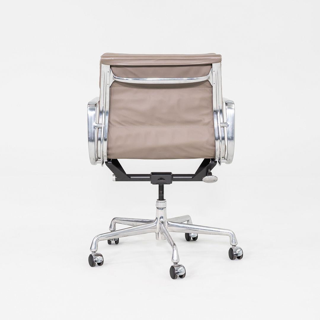 2007 Herman Miller Eames Soft Pad Management Schreibtischstuhl in grauem Leder (21. Jahrhundert und zeitgenössisch) im Angebot