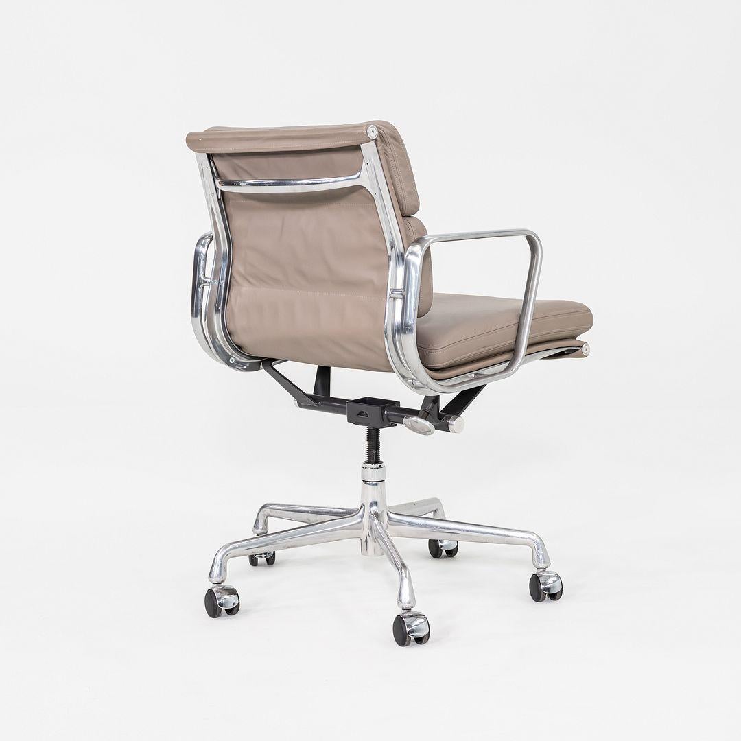 2007 Herman Miller Eames Soft Pad Management Schreibtischstuhl in grauem Leder (Aluminium) im Angebot
