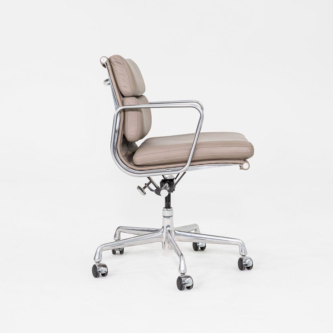 2007 Herman Miller Eames Soft Pad Management Schreibtischstuhl in grauem Leder im Angebot 1