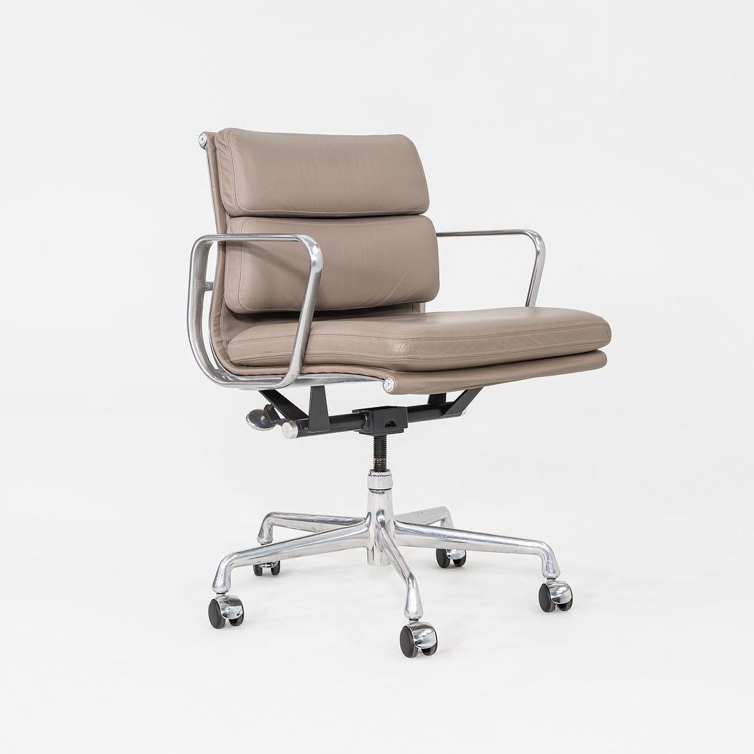2007 Herman Miller Eames Soft Pad Management Schreibtischstuhl in grauem Leder im Angebot 2