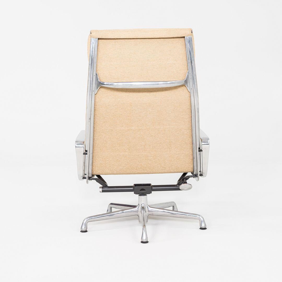 Dies ist ein Eames Aluminum Group Soft Pad Lounge Chair, Modell EA438, ursprünglich entworfen von Charles und Ray Eames im Jahr 1969. Dieses Beispiel stammt aus dem Jahr 2007. Das Design besteht aus einem Aluminiumgussrahmen mit einem 5-Stern-Fuß