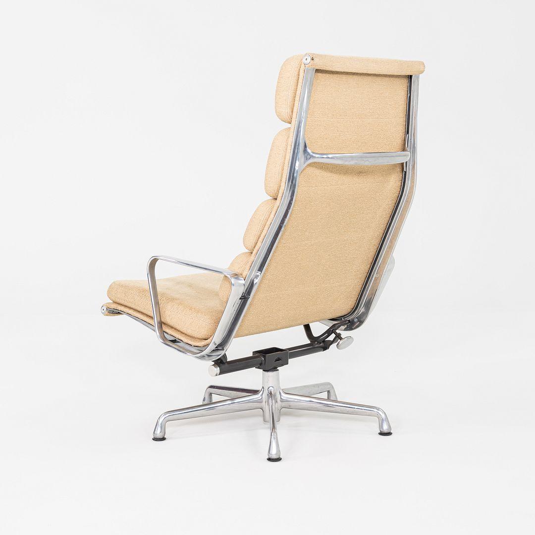 2007 Herman Miller Eames Liegesessel mit weichem Polsterung und hafermehlfarbenem Stoff (Moderne) im Angebot