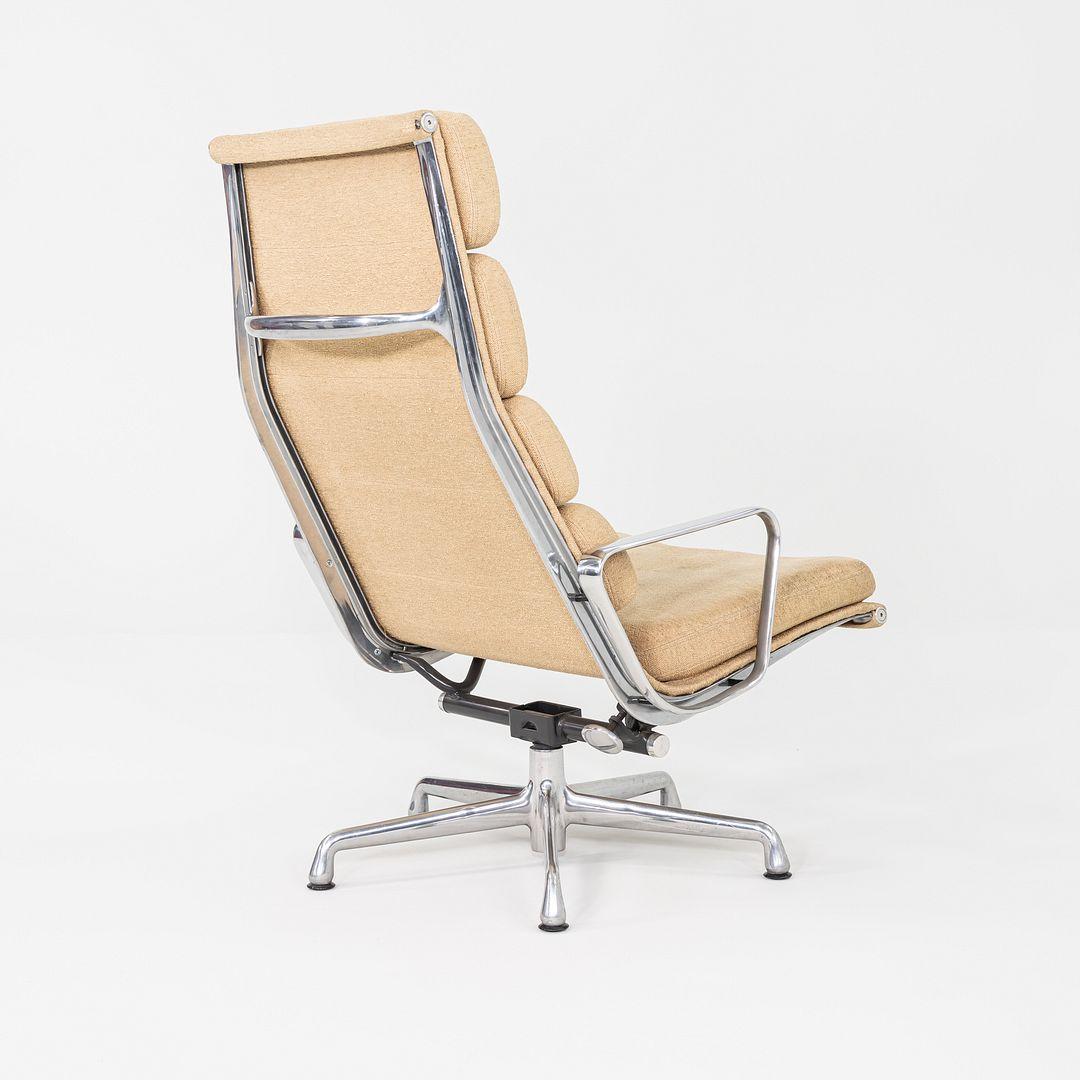 2007 Herman Miller Eames Liegesessel mit weichem Polsterung und hafermehlfarbenem Stoff (Aluminium) im Angebot