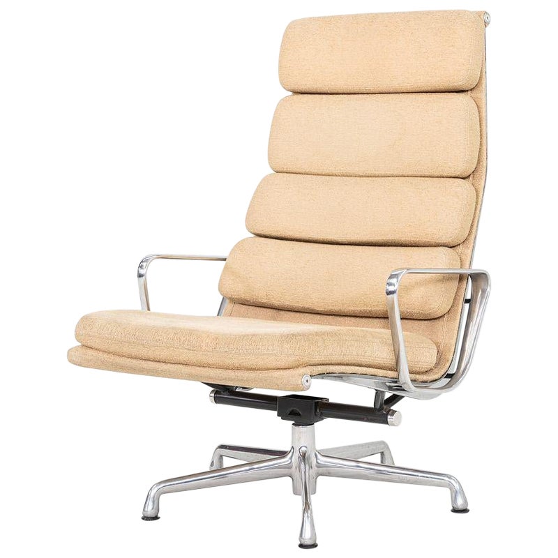 2007 Herman Miller Eames Liegesessel mit weichem Polsterung und hafermehlfarbenem Stoff im Angebot