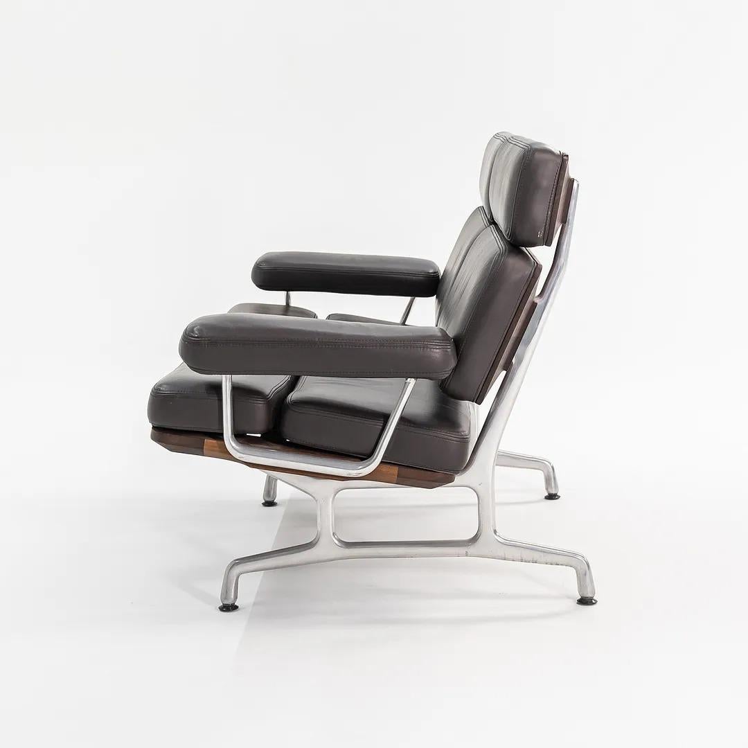 Il s'agit d'un canapé deux places, conçu par Charles et Ray Eames en 1978. Ce design est assez particulier puisqu'il s'agit du dernier meuble produit par le Eames Office, qui a achevé le design après la mort de Charles en 1978. Il est entré en