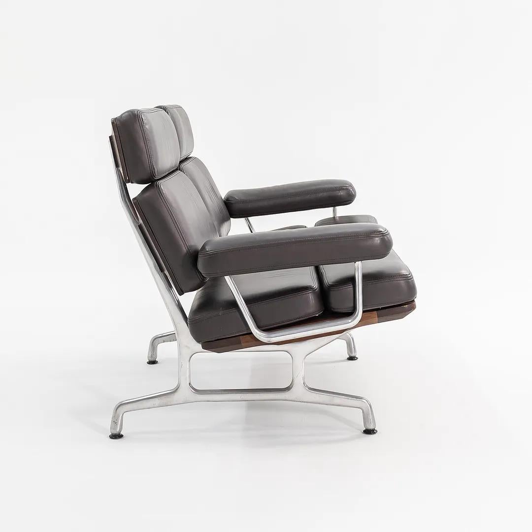 2007 Herman Miller Eames Sofa mit zwei Sitzplätzen in braunem Leder und Nussbaum, Modell ES108 (Aluminium) im Angebot