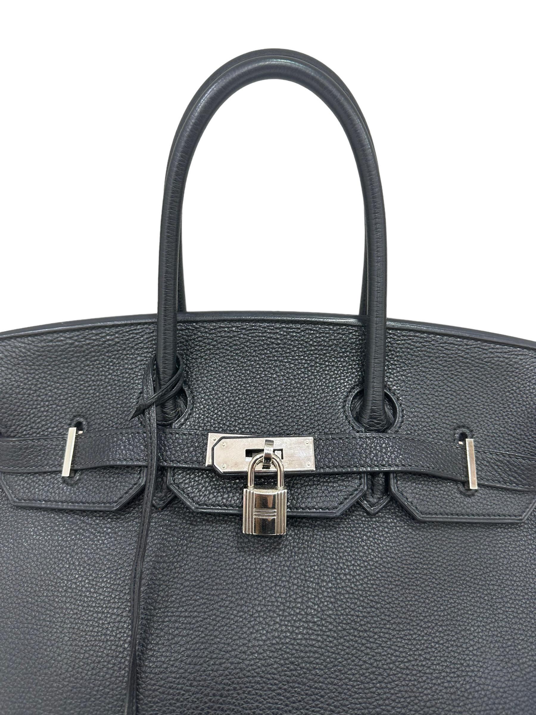 

Bag by Hermès, Birkin model, size 35, made in Togo leather, soft to the touch and with light veins, Plomb colour, equal to black. Equipped with the classic interlocking flap, with horizontal band closure, padlock and keys. Internally lined in the