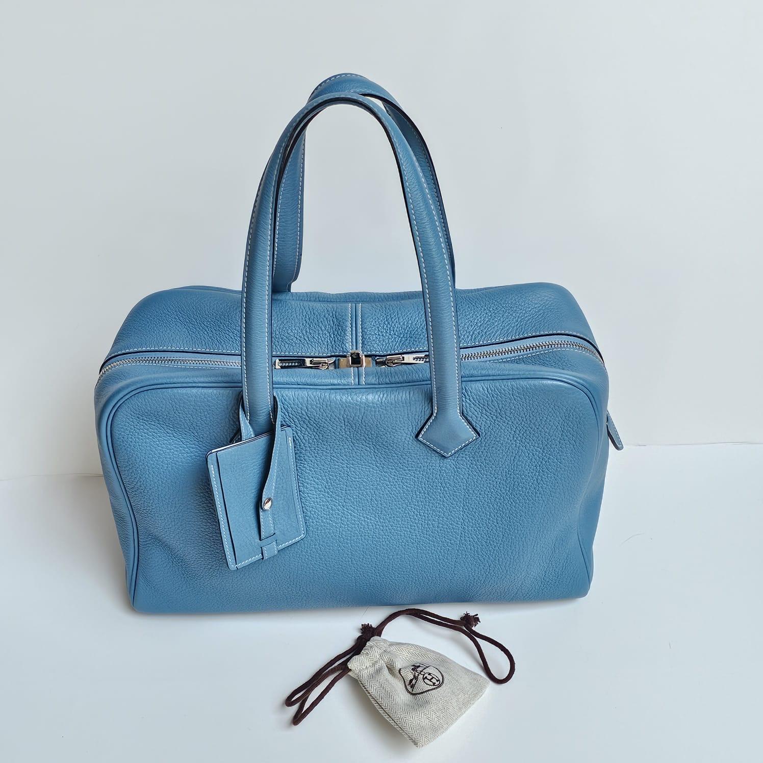 Hermes victoria 35 in blue jeans with palladium hardware. Stamp square K (2007). Overall still in very good condition, with slight rubbing on the corners and press marks. Comes with its dust bag, clochette and leather tag.