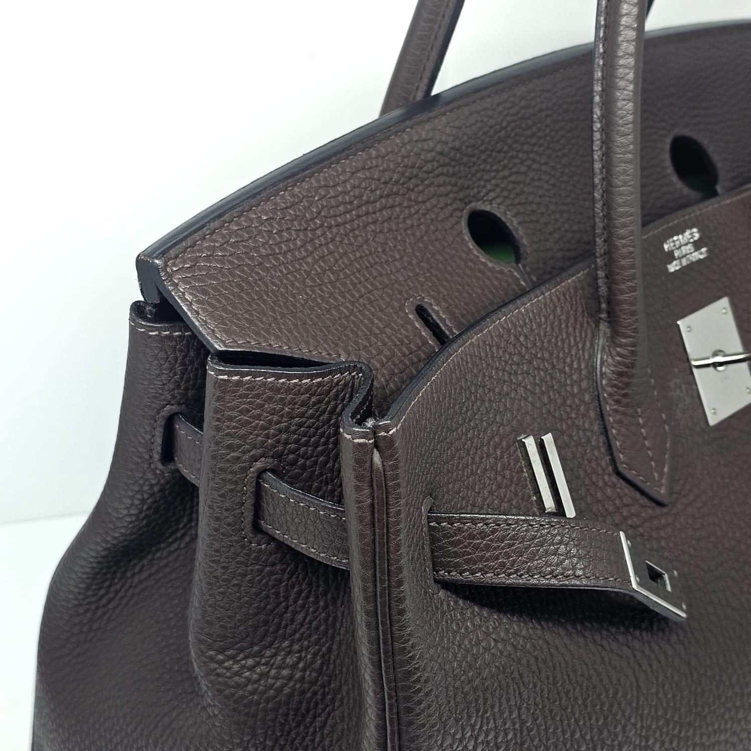 Classic Hermes birkin 35 in cacao clemence leather with palladium hardware. Overall still in good condition, with minor rubbing on the corners. Faint dark marks on the leather of the front body. Stamp square K (2007). Comes with its raincoat, tools,