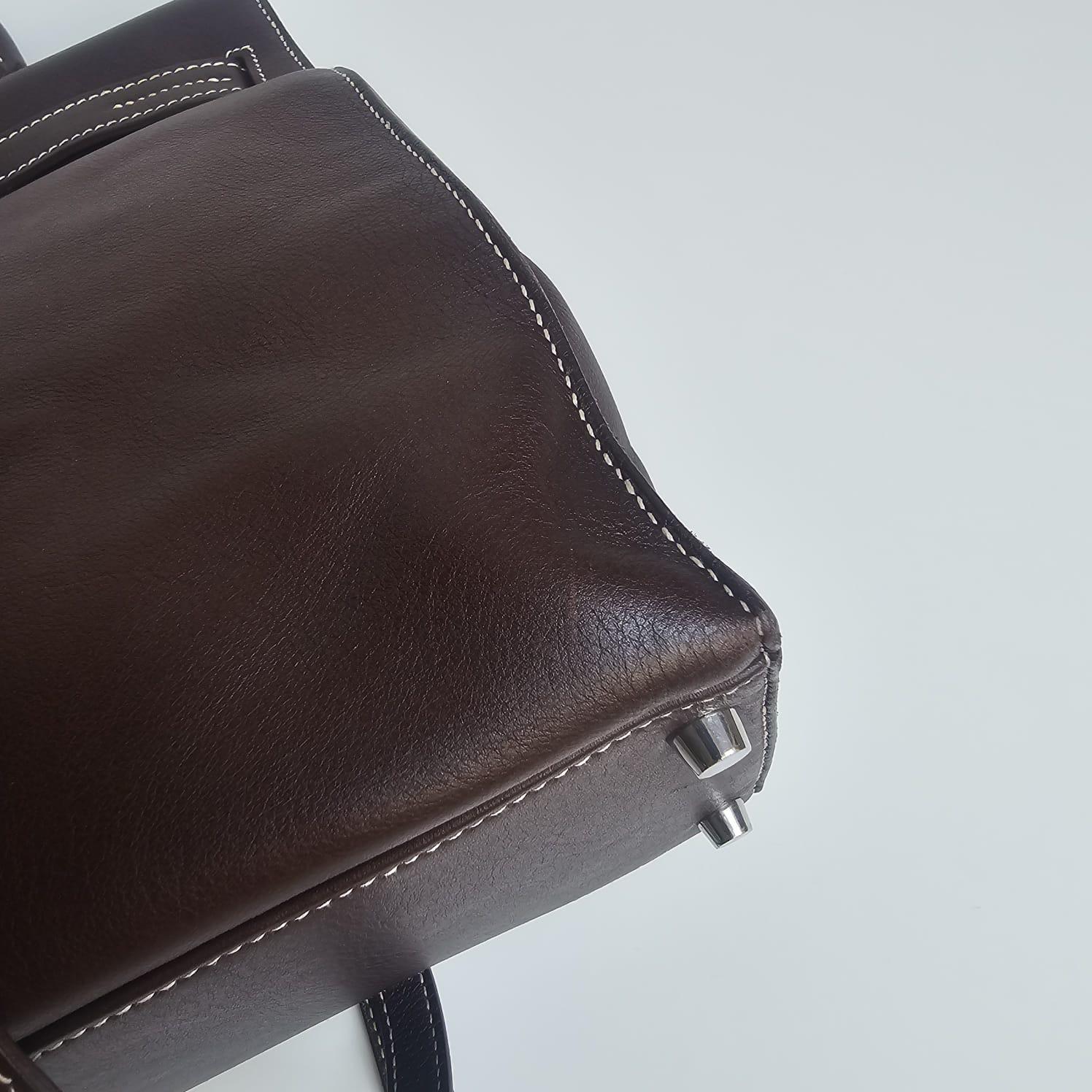 Rare kelly flat 35 in choco swift with palladium hardware. Overall still in very well kept condition, with minor creasing and scuffing throughout the leather exterior. Stamp square K (2007). Comes with strap and dust bag.
