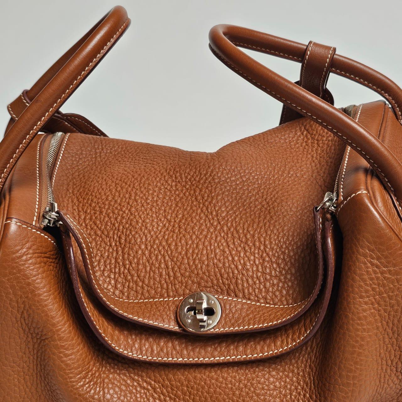 Classic lindy 34 in gold clemence with palladium hardware. Stamp Square K (2007). In very good condition overall, with minor scratch on the hardware and slight rubbing on the corners. Comes with its dust bag.