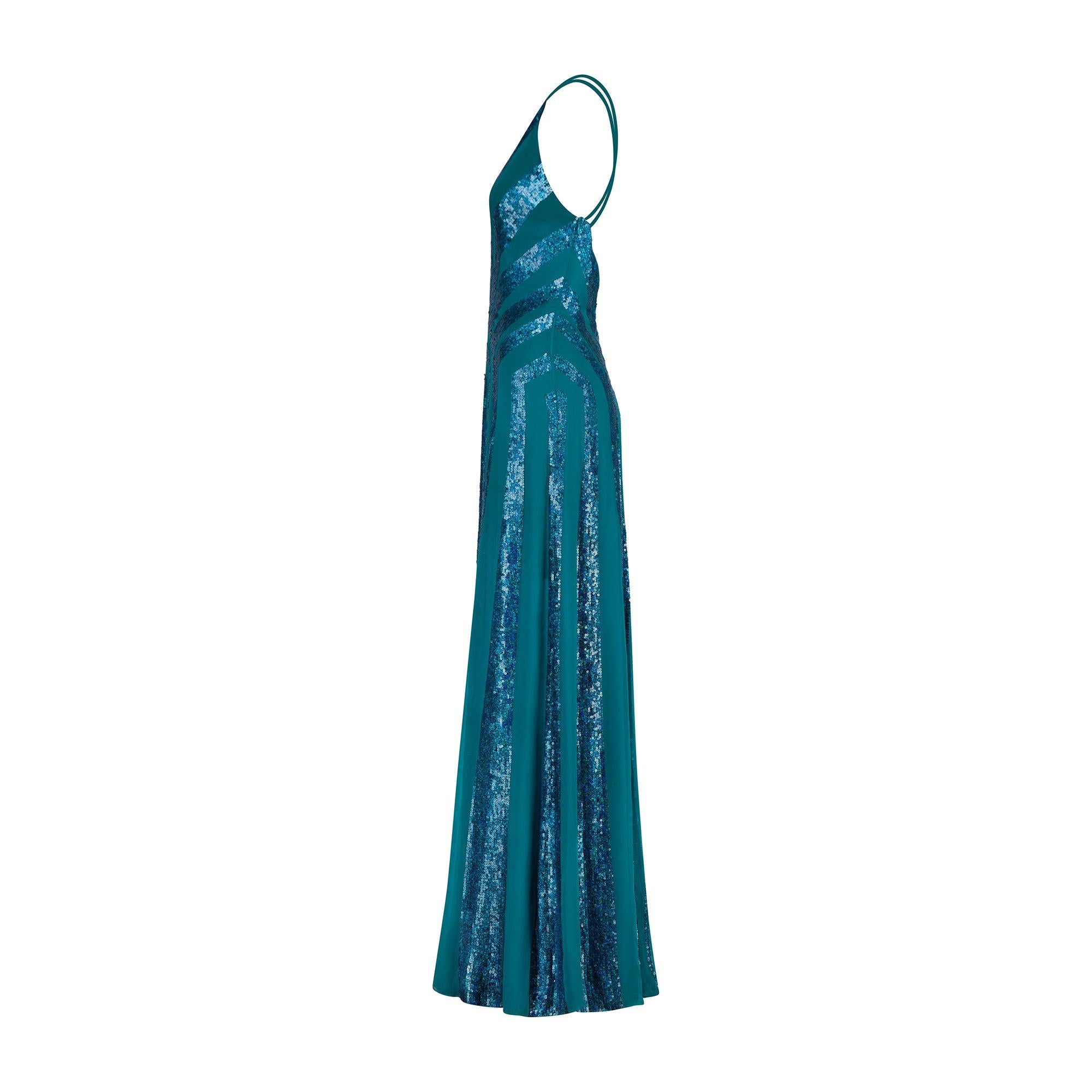 Vestido de lentejuelas de Jenny Packham, probablemente de la colección Otoño 2007.  Este llamativo color verde azulado se utilizó mucho en diseños de pasarela similares y fue la etiqueta de diseñador que se utilizó brevemente entre 2005 y 2007.