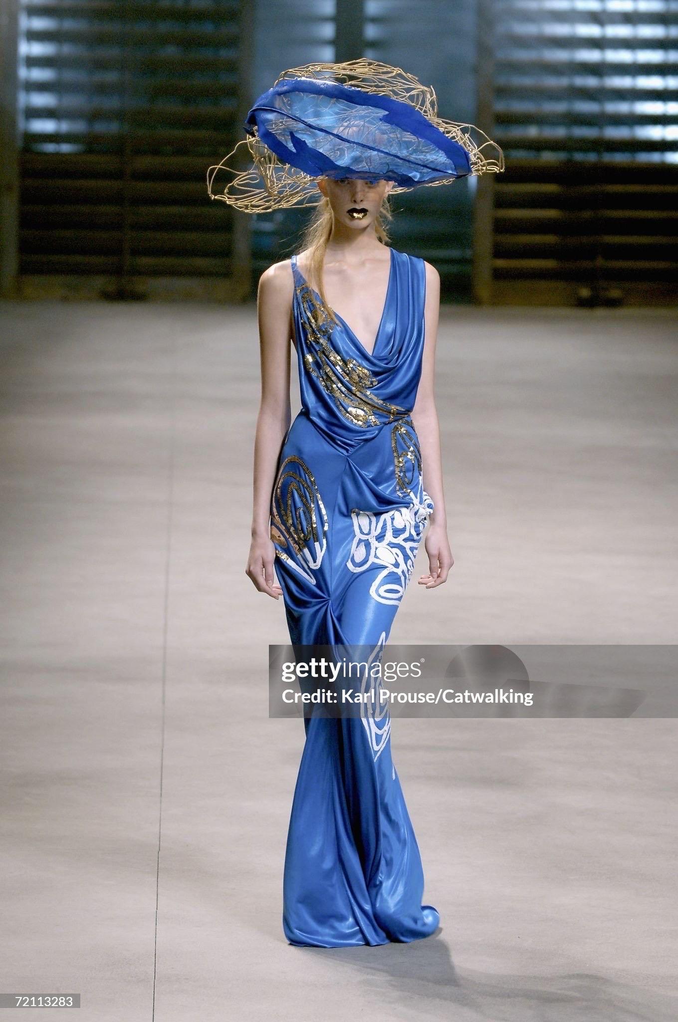 Cette robe de viscose extensible en forme de sablier ornée de paillettes bleu océan de John Galliano est absolument époustouflante et très convoitée. Elle date de la collection 