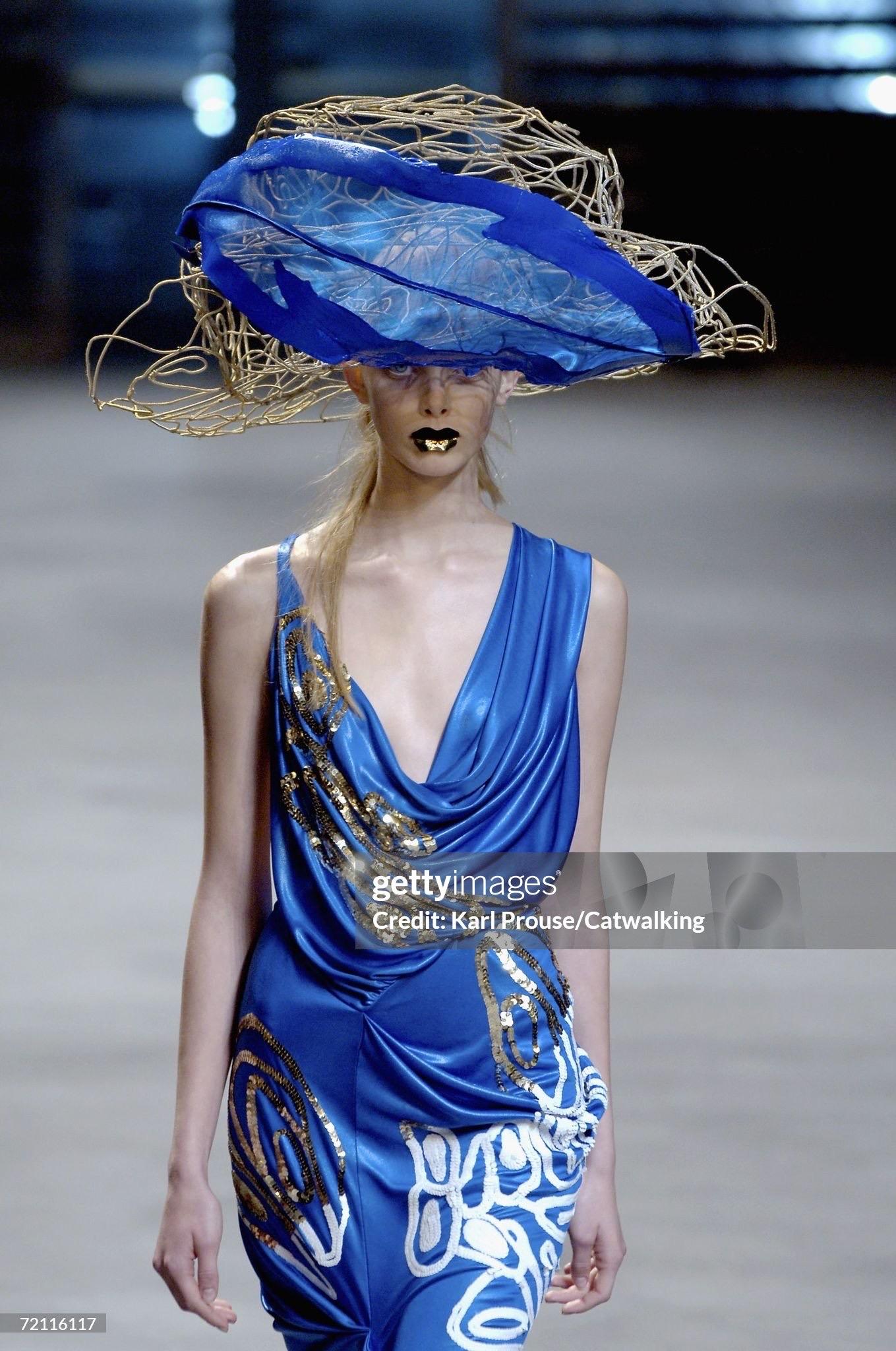  John Galliano - Robe sablier sans dos drapée en viscose bleu océan à sequins, 2007 Pour femmes 