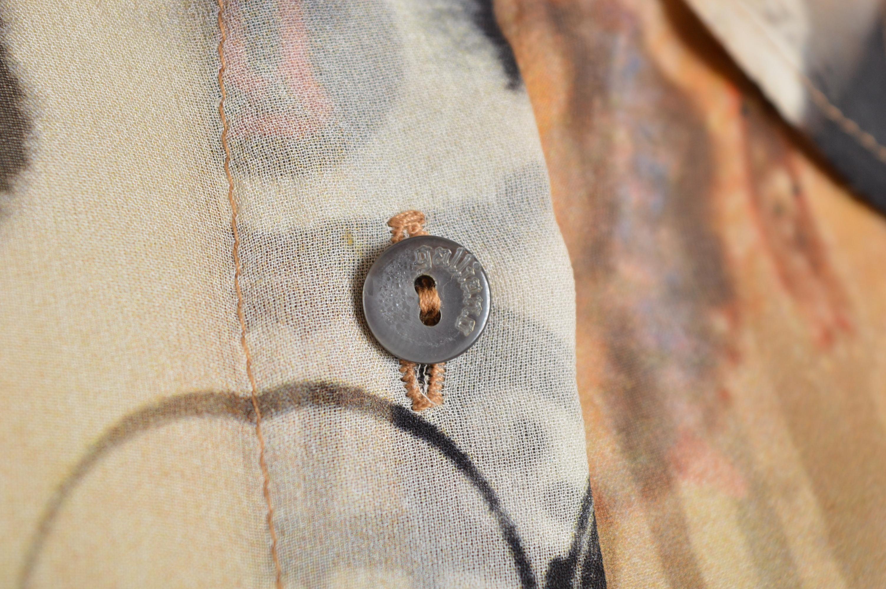 2007 John Galliano Camicia con stampa gazzetta in seta - Camicetta in vendita 1