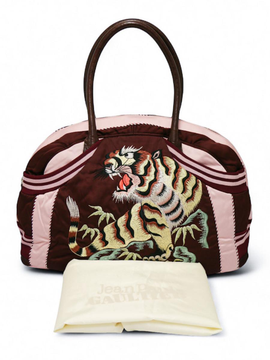 Borsa tigrata JEAN PAUL GAULTIER, consegnata nella sua dust bag originale Jean Paul Gaultier.

Condit : ottime condizioni
Prodotto in Francia 
Materiale : seta, raso, ricamo
Colore: rosa, bordeaux
Interno: seta rosa
Dimensioni: 50 x 34 x 13,5